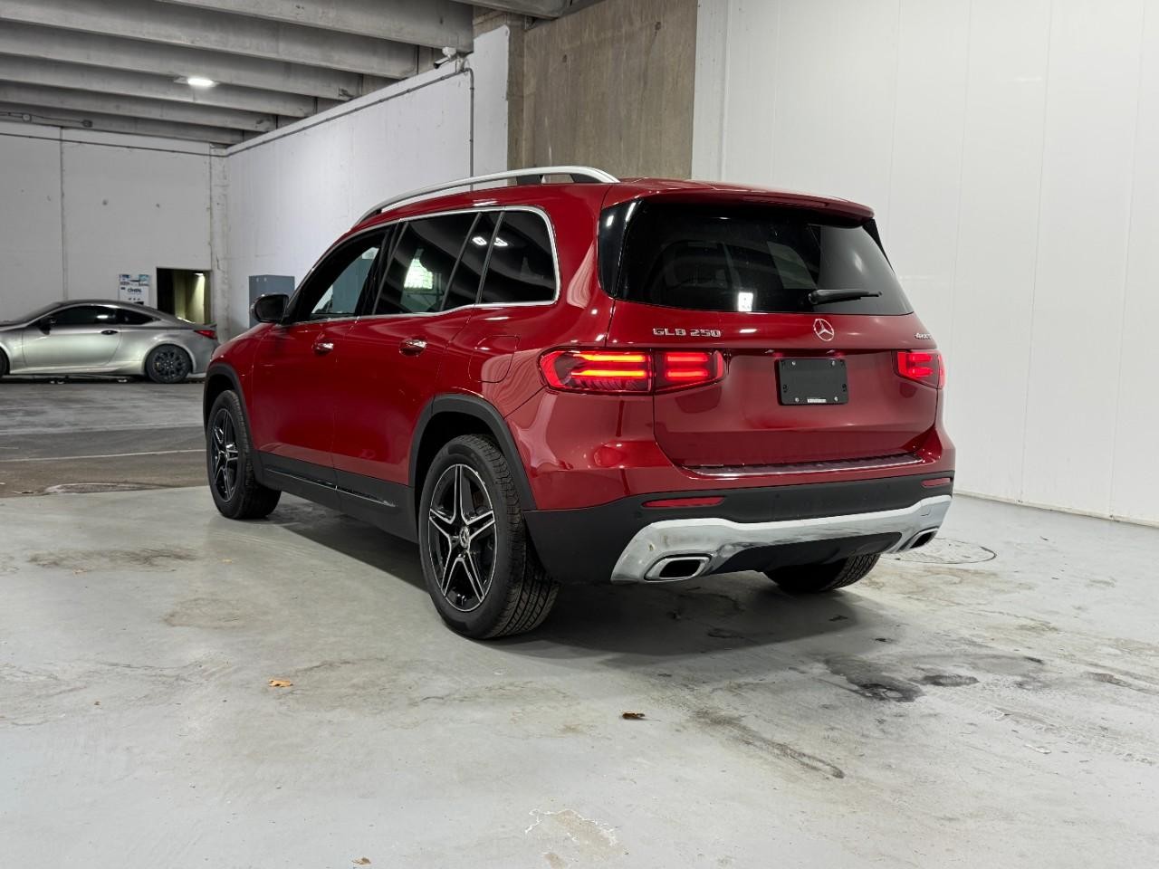 Mercedes-Benz GLB Vehicle Full-screen Gallery Image 3