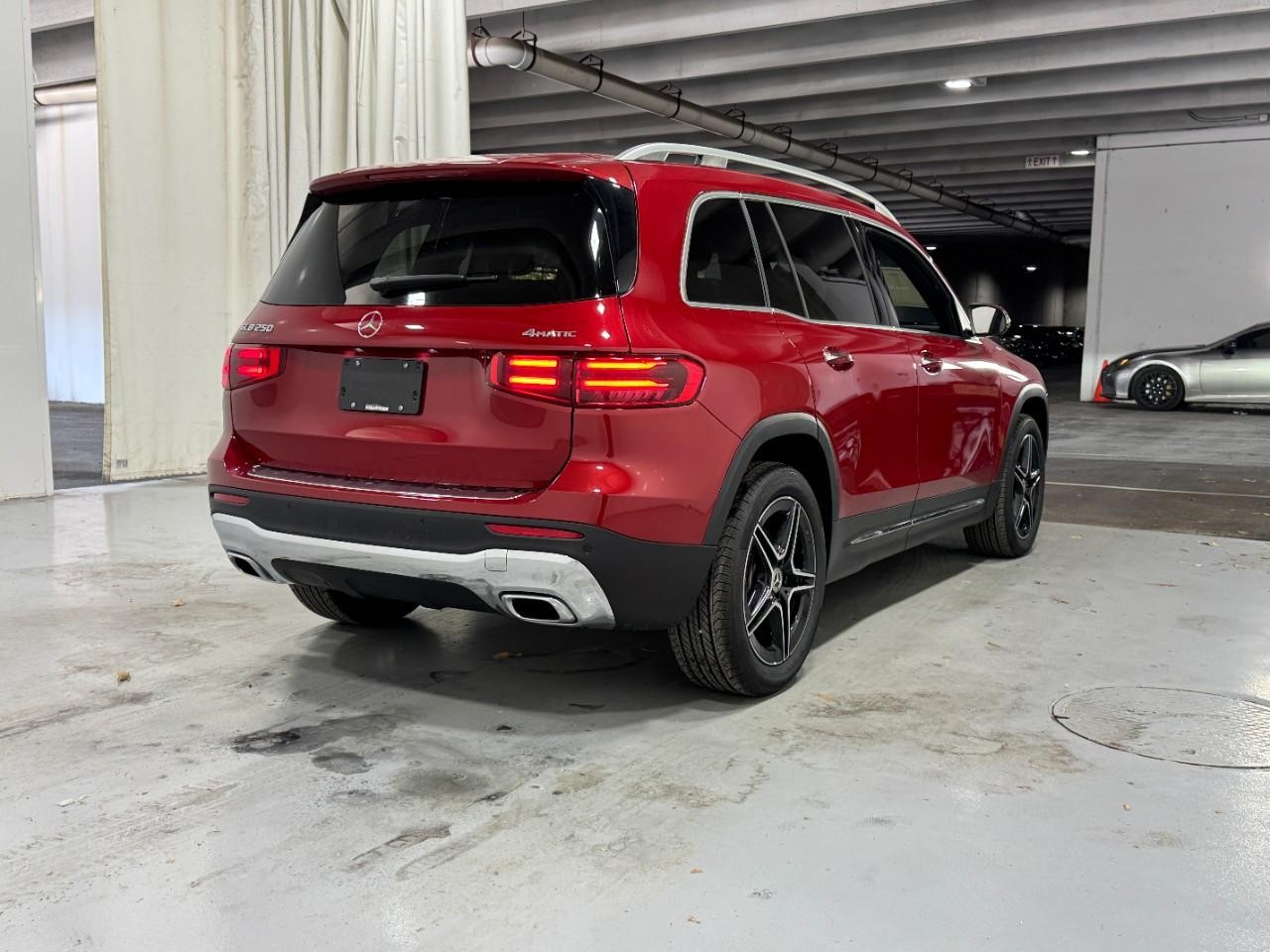 Mercedes-Benz GLB Vehicle Full-screen Gallery Image 4