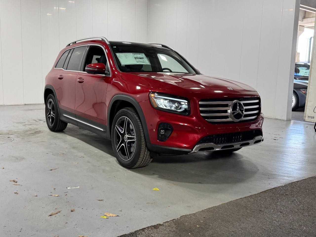 Mercedes-Benz GLB Vehicle Full-screen Gallery Image 6