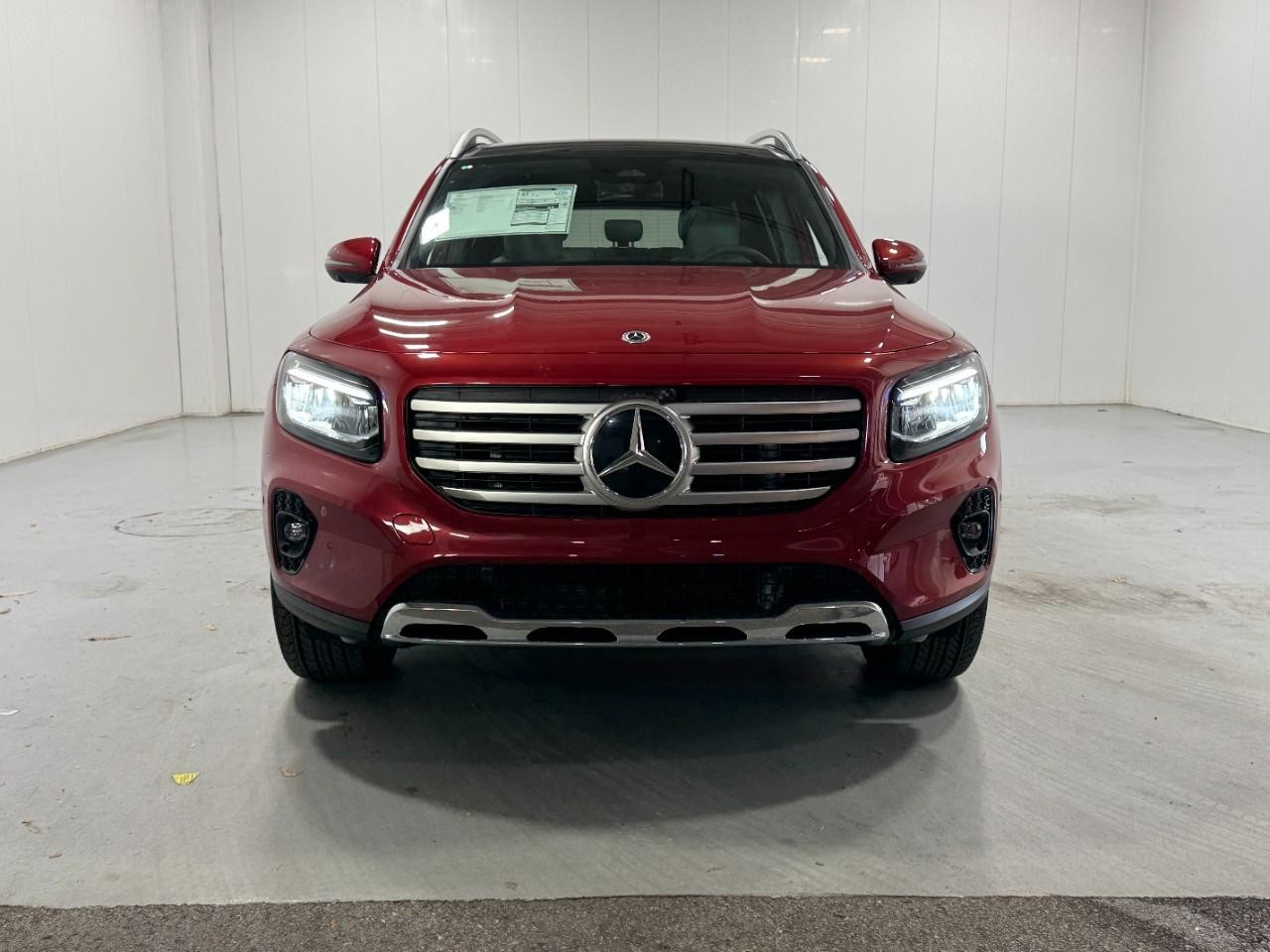 Mercedes-Benz GLB Vehicle Full-screen Gallery Image 7