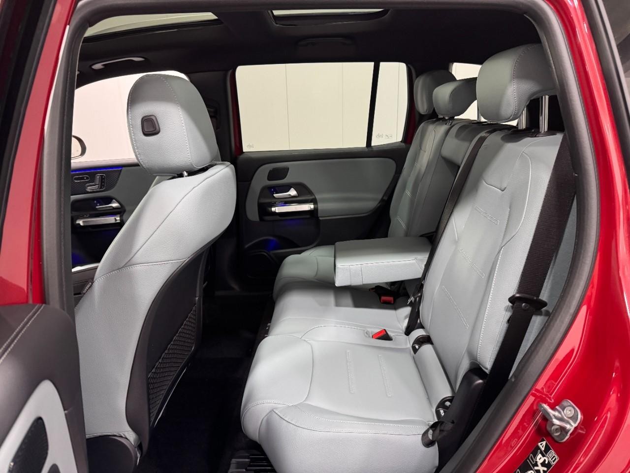 Mercedes-Benz GLB Vehicle Full-screen Gallery Image 8