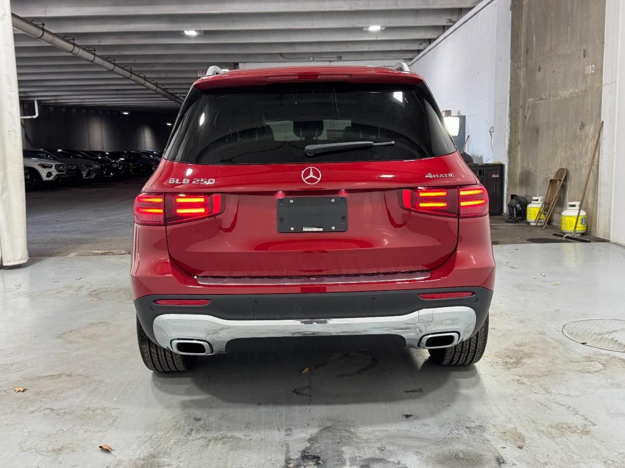 Mercedes-Benz GLB Vehicle Full-screen Gallery Image 9