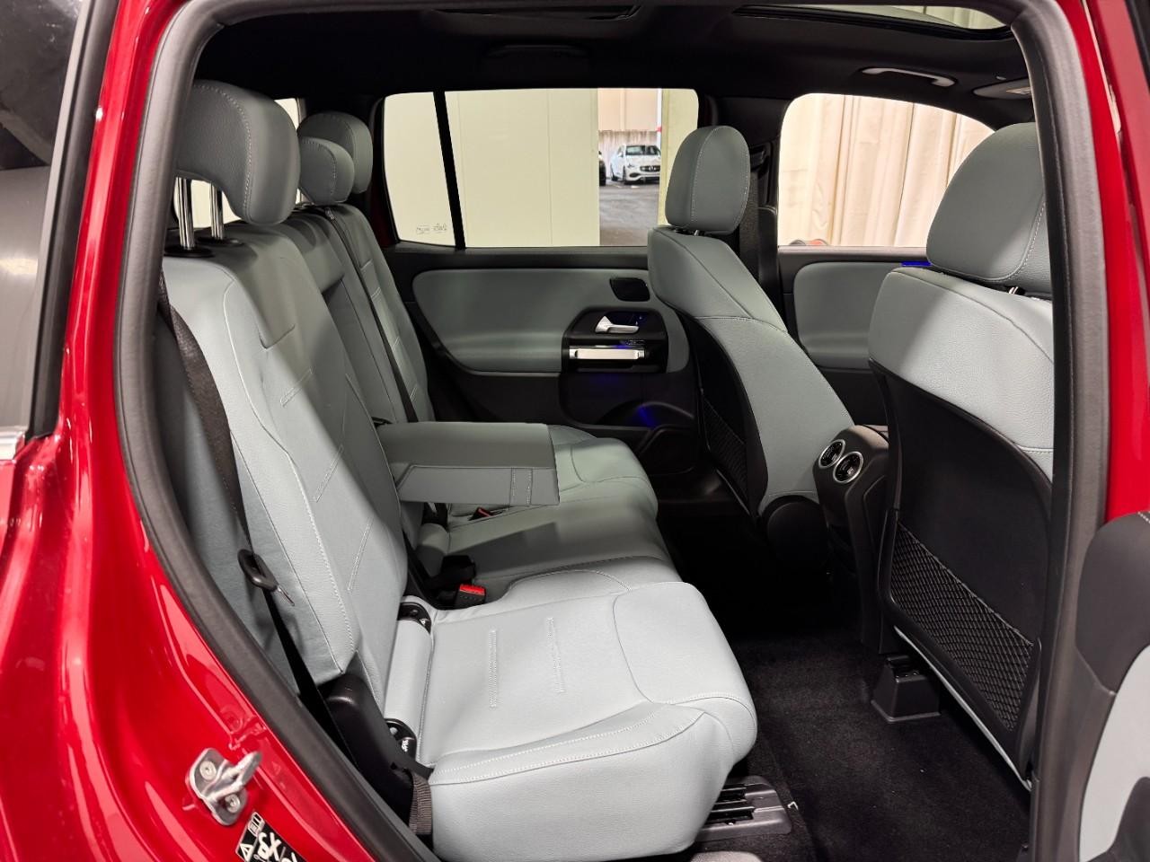 Mercedes-Benz GLB Vehicle Full-screen Gallery Image 10