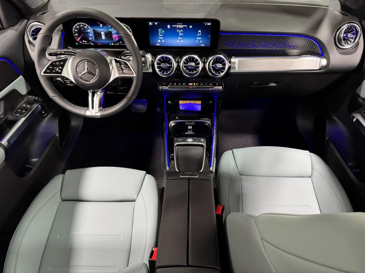 Mercedes-Benz GLB Vehicle Full-screen Gallery Image 12