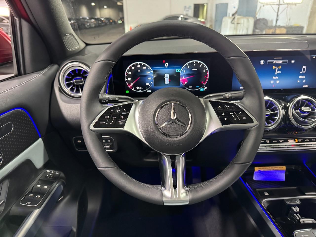 Mercedes-Benz GLB Vehicle Full-screen Gallery Image 13