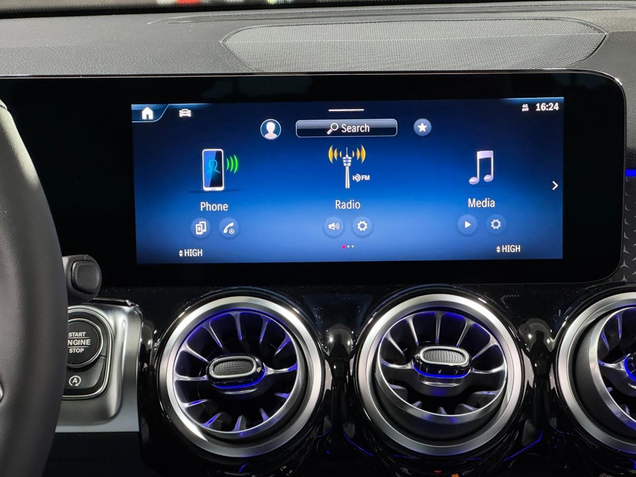 Mercedes-Benz GLB Vehicle Full-screen Gallery Image 14