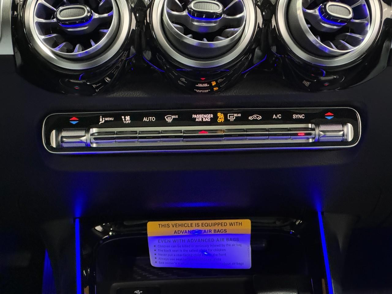 Mercedes-Benz GLB Vehicle Full-screen Gallery Image 15