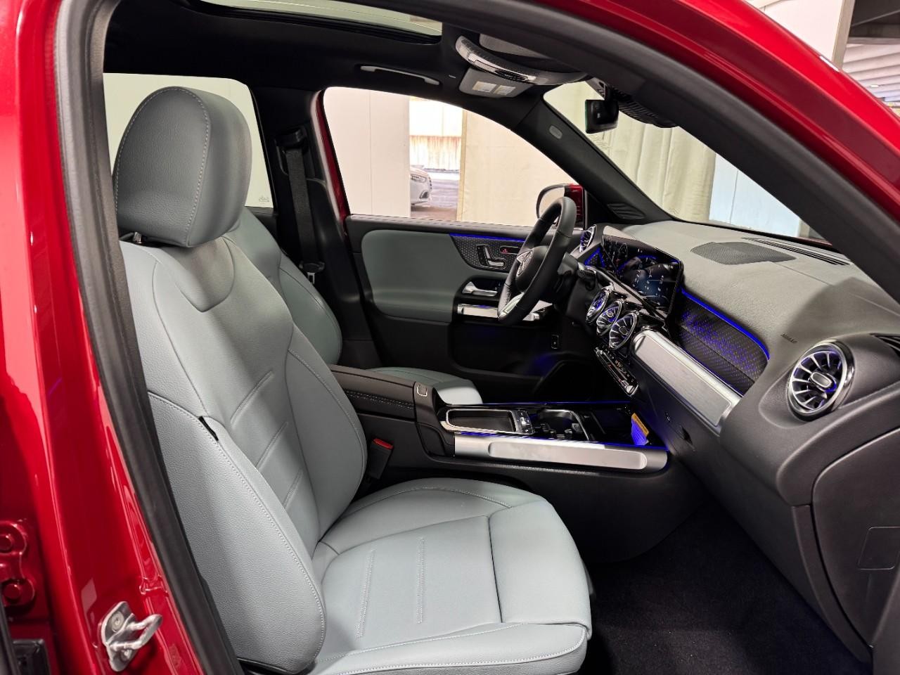 Mercedes-Benz GLB Vehicle Full-screen Gallery Image 17