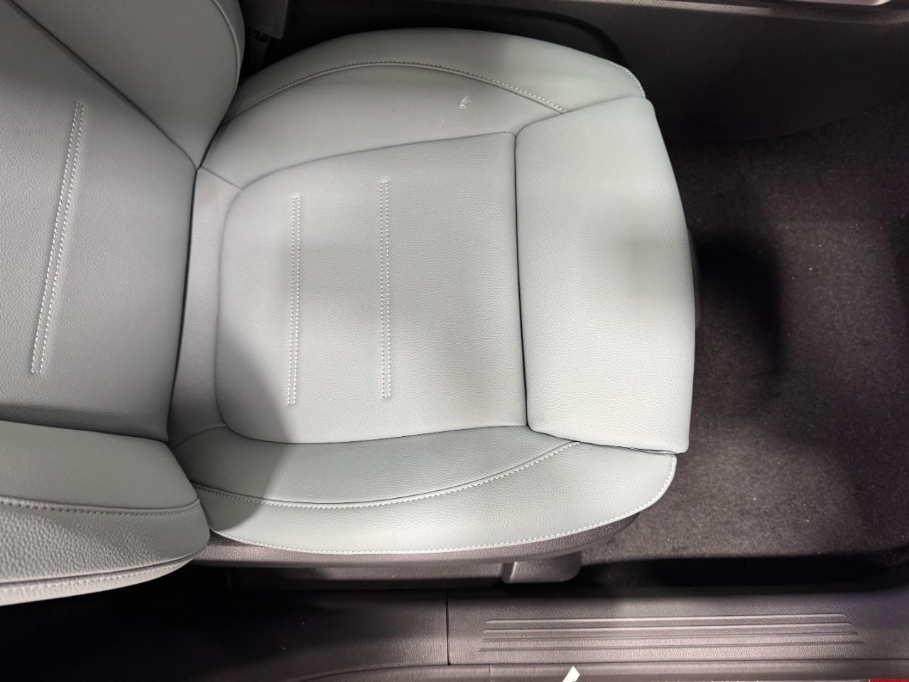 Mercedes-Benz GLB Vehicle Full-screen Gallery Image 18