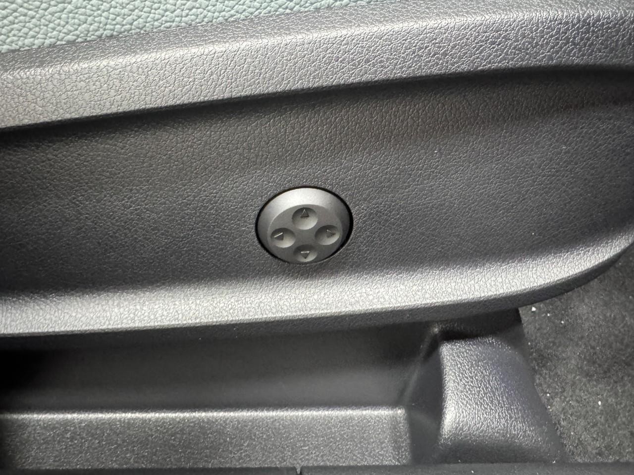 Mercedes-Benz GLB Vehicle Full-screen Gallery Image 19