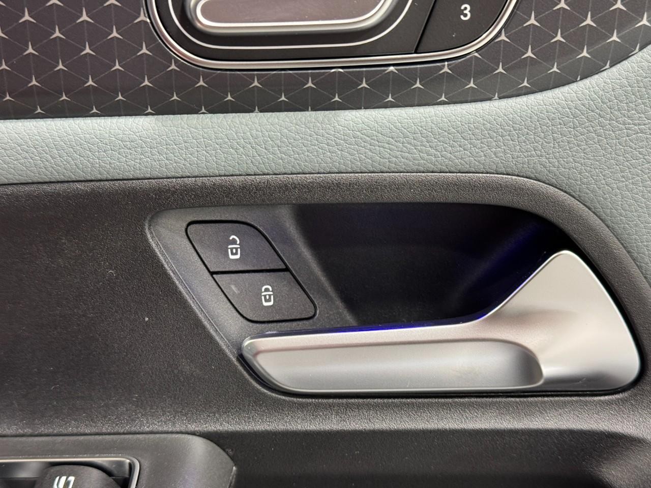 Mercedes-Benz GLB Vehicle Full-screen Gallery Image 21