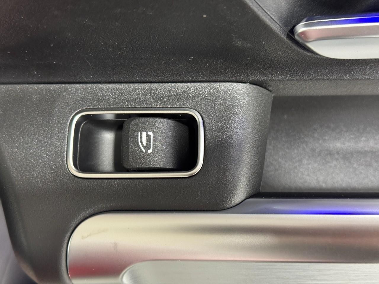 Mercedes-Benz GLB Vehicle Full-screen Gallery Image 22