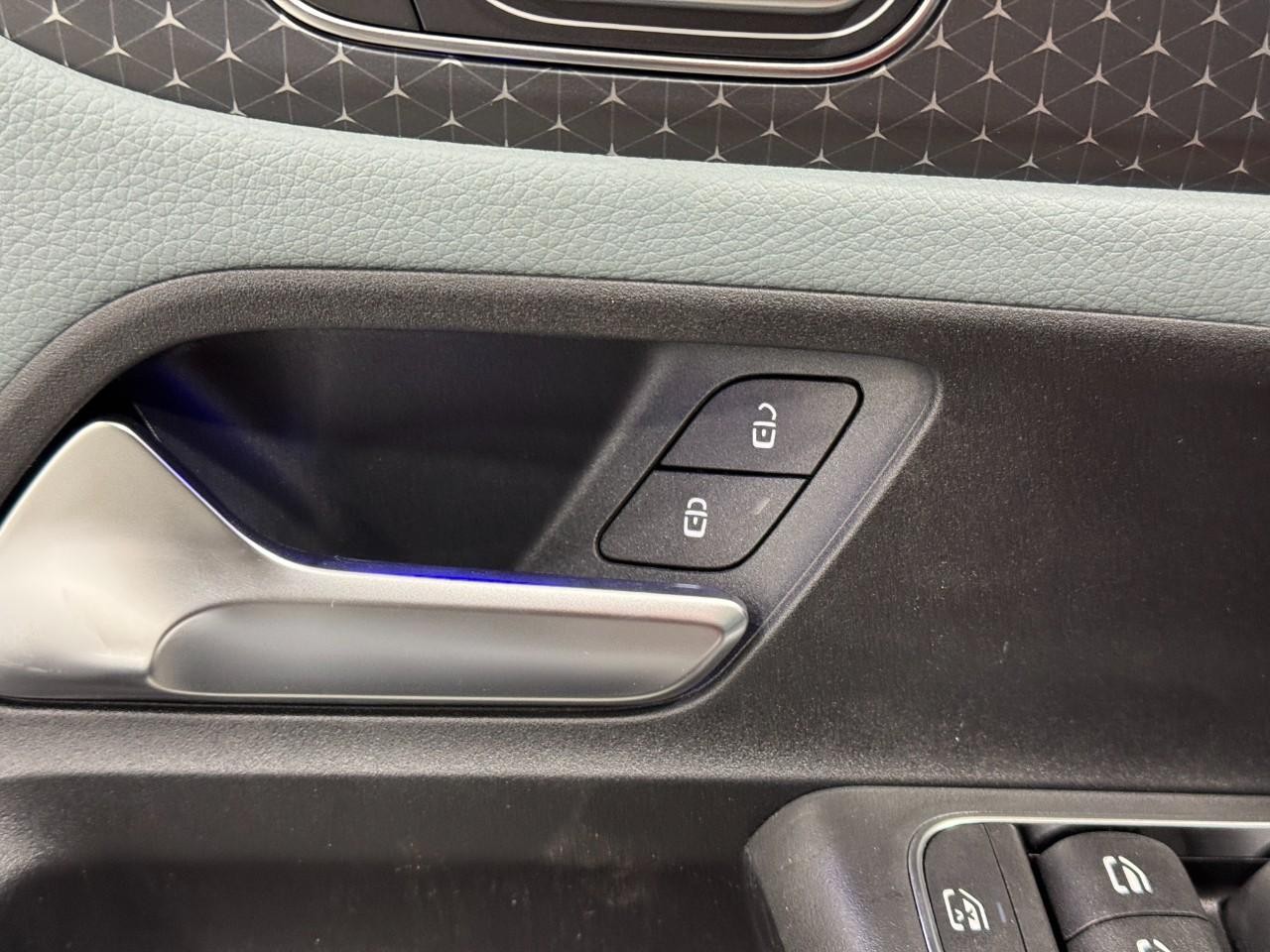 Mercedes-Benz GLB Vehicle Full-screen Gallery Image 24