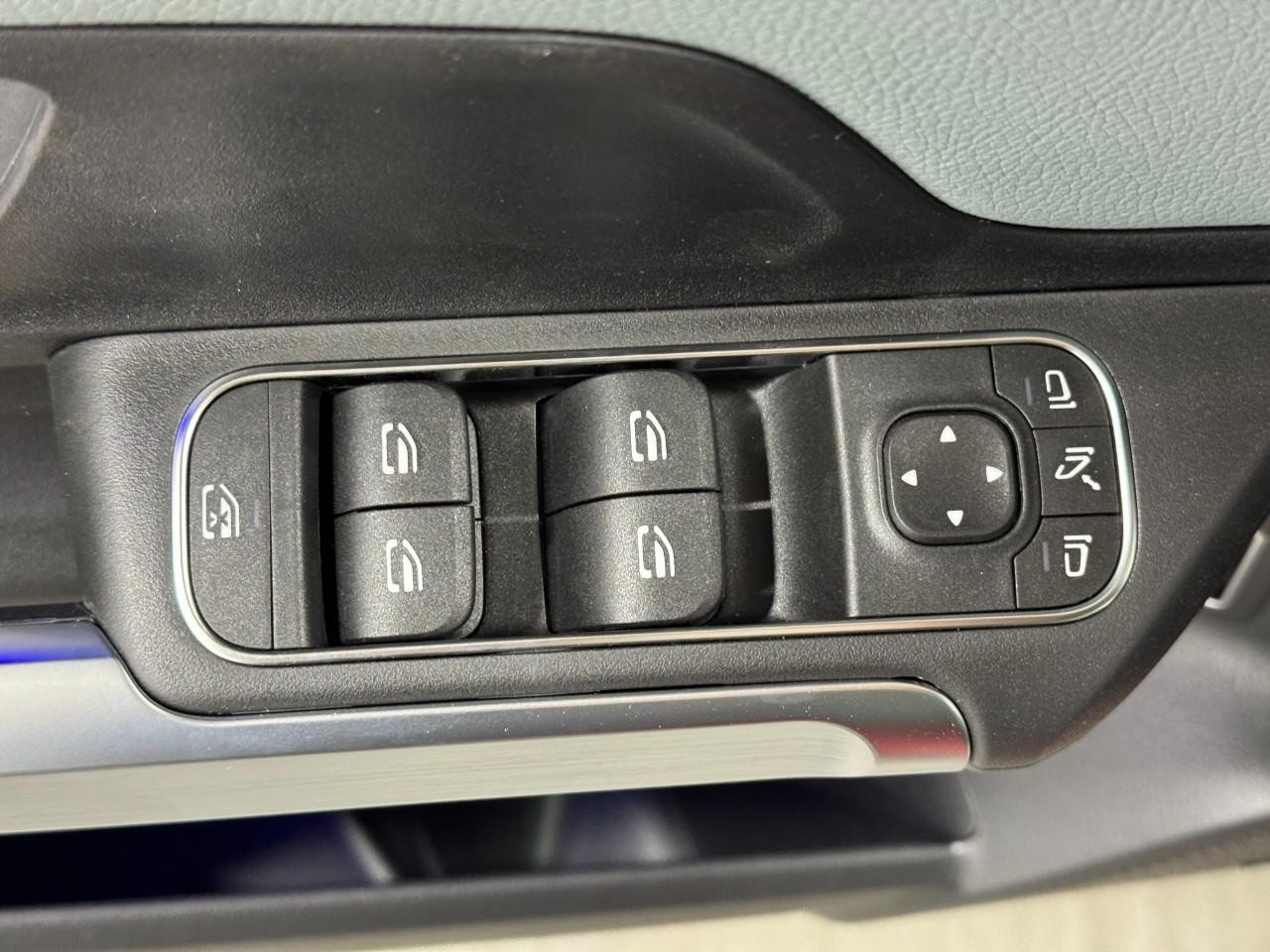 Mercedes-Benz GLB Vehicle Full-screen Gallery Image 25