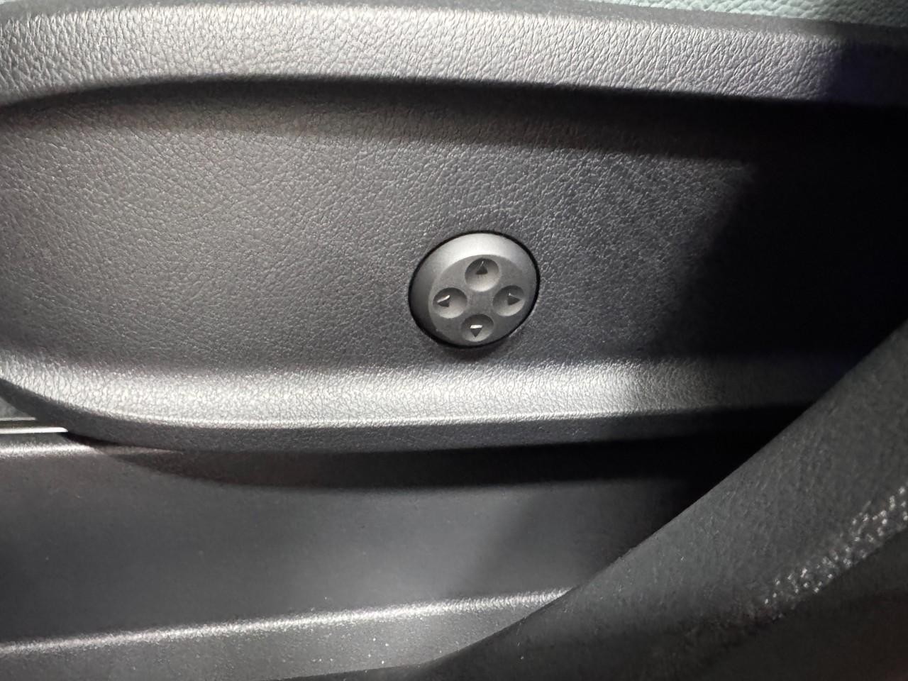 Mercedes-Benz GLB Vehicle Full-screen Gallery Image 29