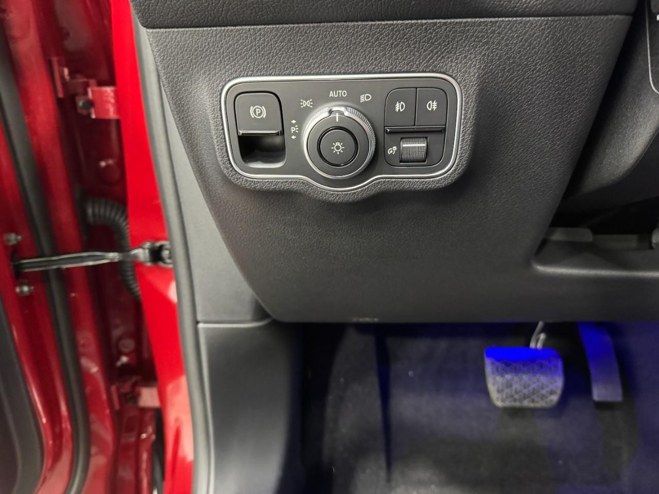 Mercedes-Benz GLB Vehicle Full-screen Gallery Image 30