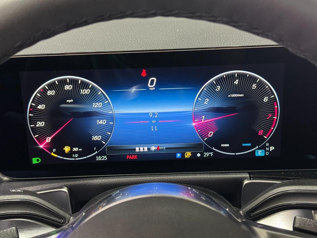 Mercedes-Benz GLB Vehicle Full-screen Gallery Image 33