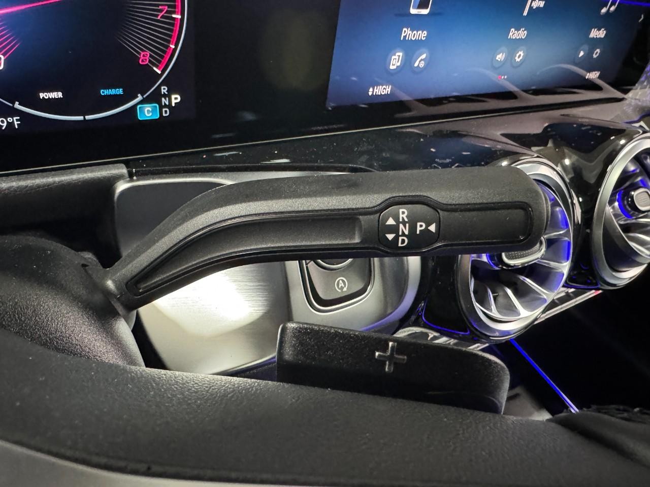 Mercedes-Benz GLB Vehicle Full-screen Gallery Image 34