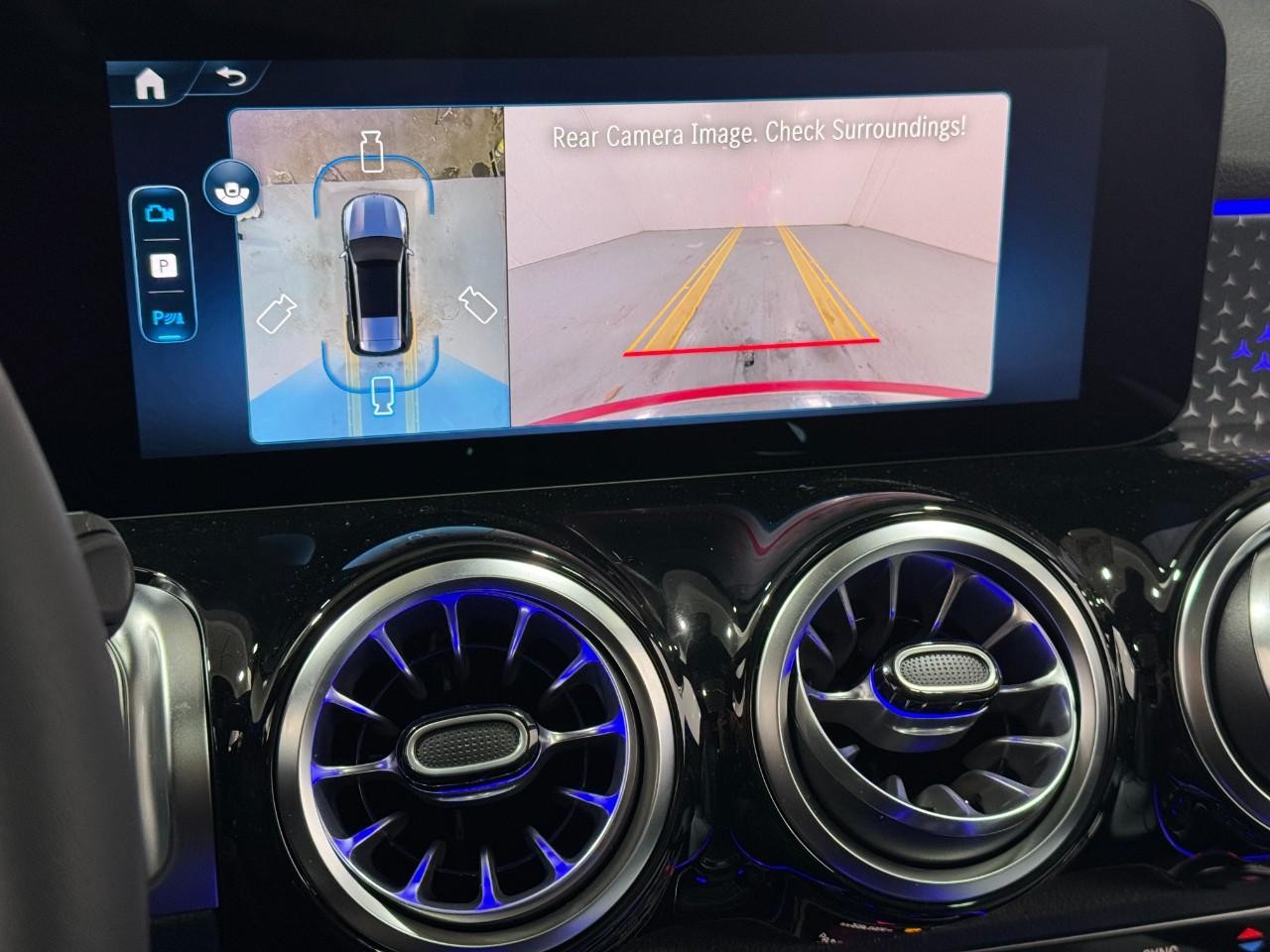 Mercedes-Benz GLB Vehicle Full-screen Gallery Image 35