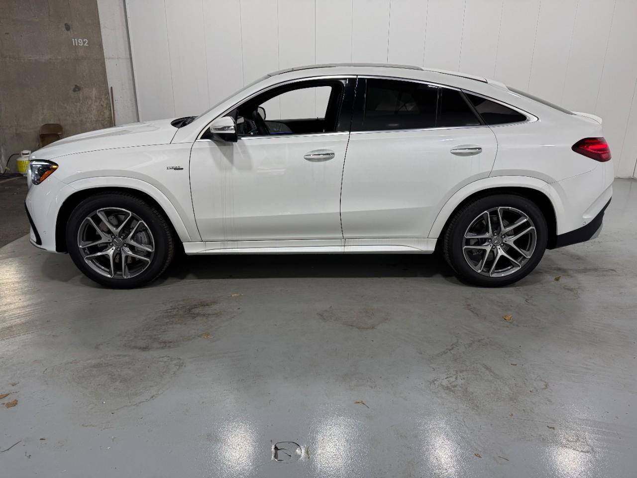 Mercedes-Benz GLE Vehicle Full-screen Gallery Image 2