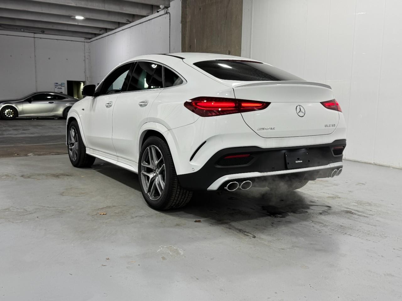 Mercedes-Benz GLE Vehicle Full-screen Gallery Image 3