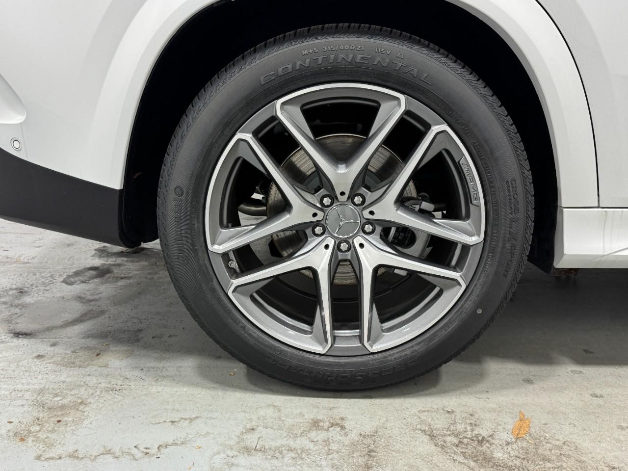 Mercedes-Benz GLE Vehicle Full-screen Gallery Image 5