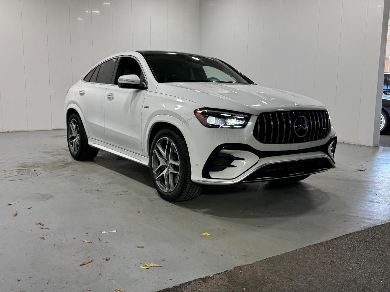 Mercedes-Benz GLE Vehicle Full-screen Gallery Image 6