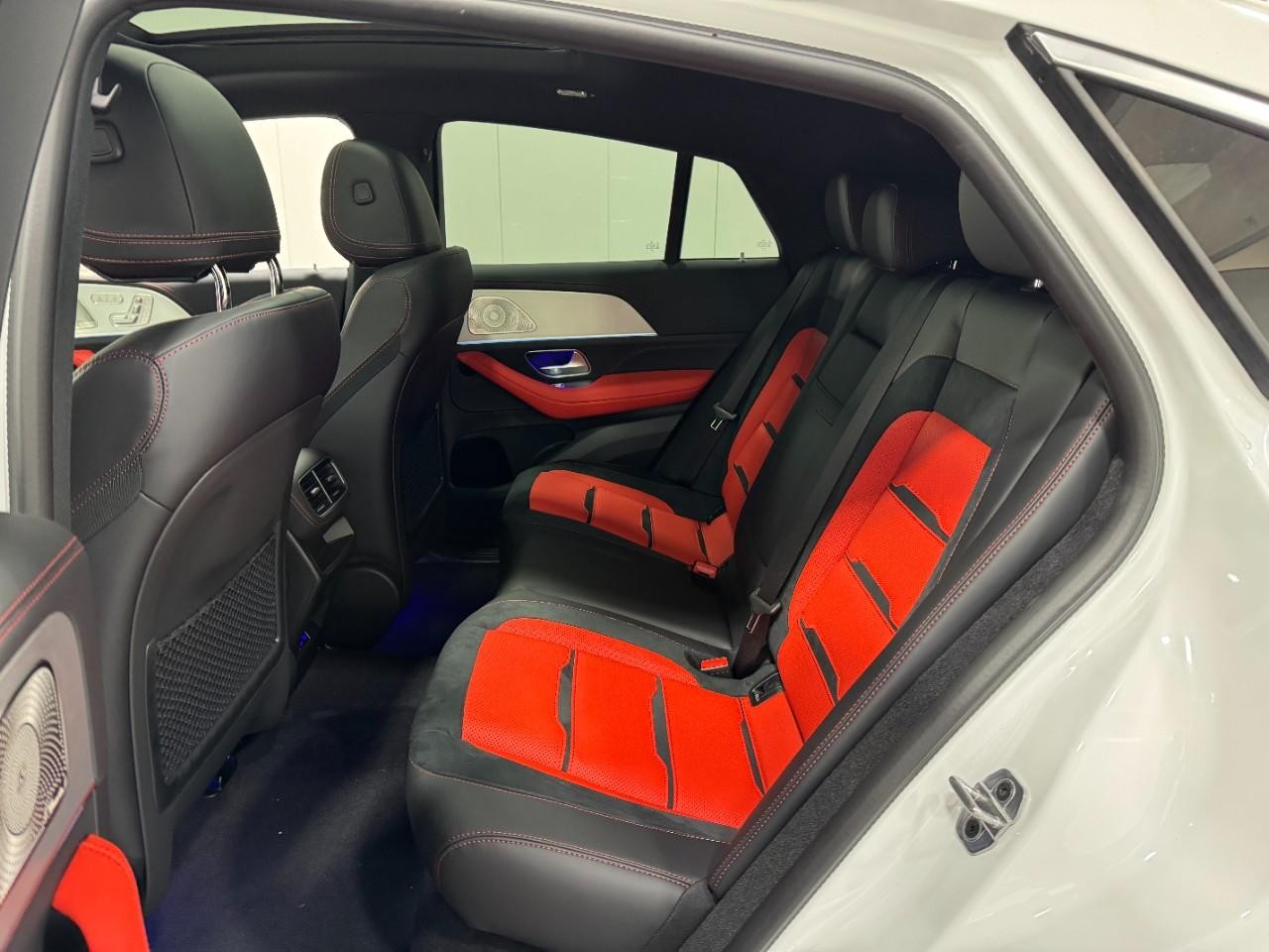 Mercedes-Benz GLE Vehicle Full-screen Gallery Image 8