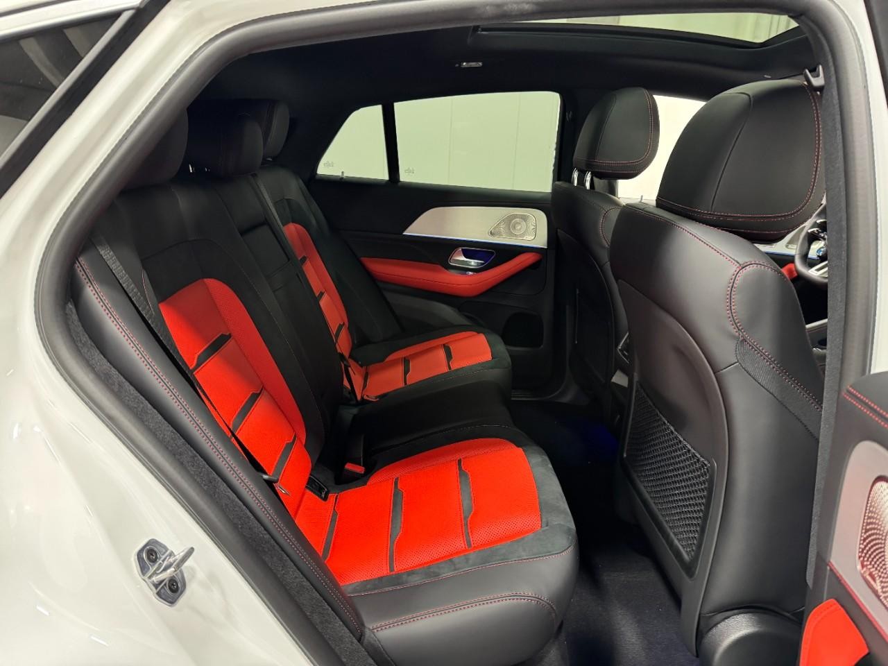 Mercedes-Benz GLE Vehicle Full-screen Gallery Image 10