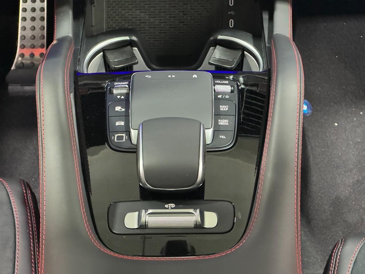 Mercedes-Benz GLE Vehicle Full-screen Gallery Image 16