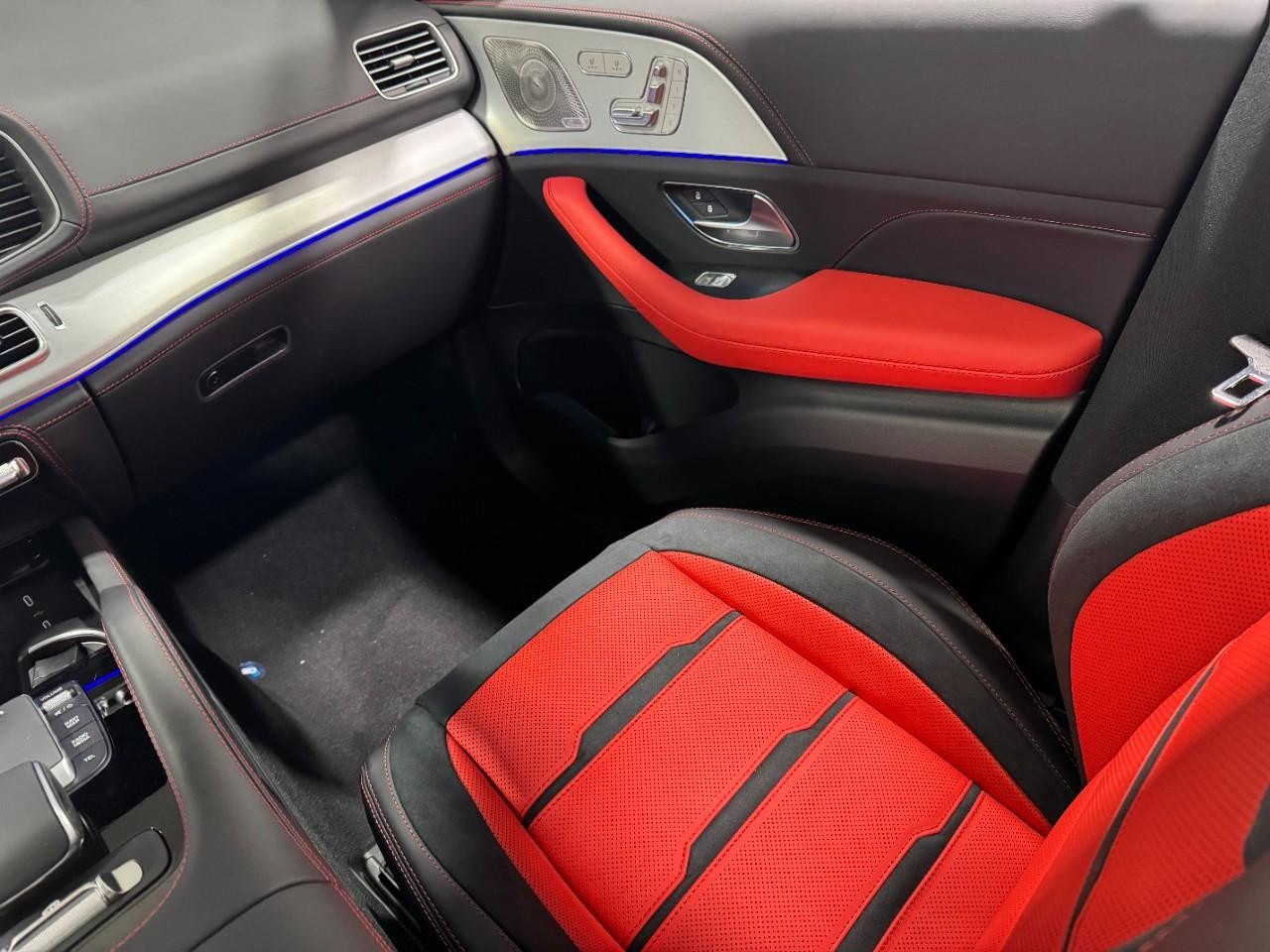 Mercedes-Benz GLE Vehicle Full-screen Gallery Image 17