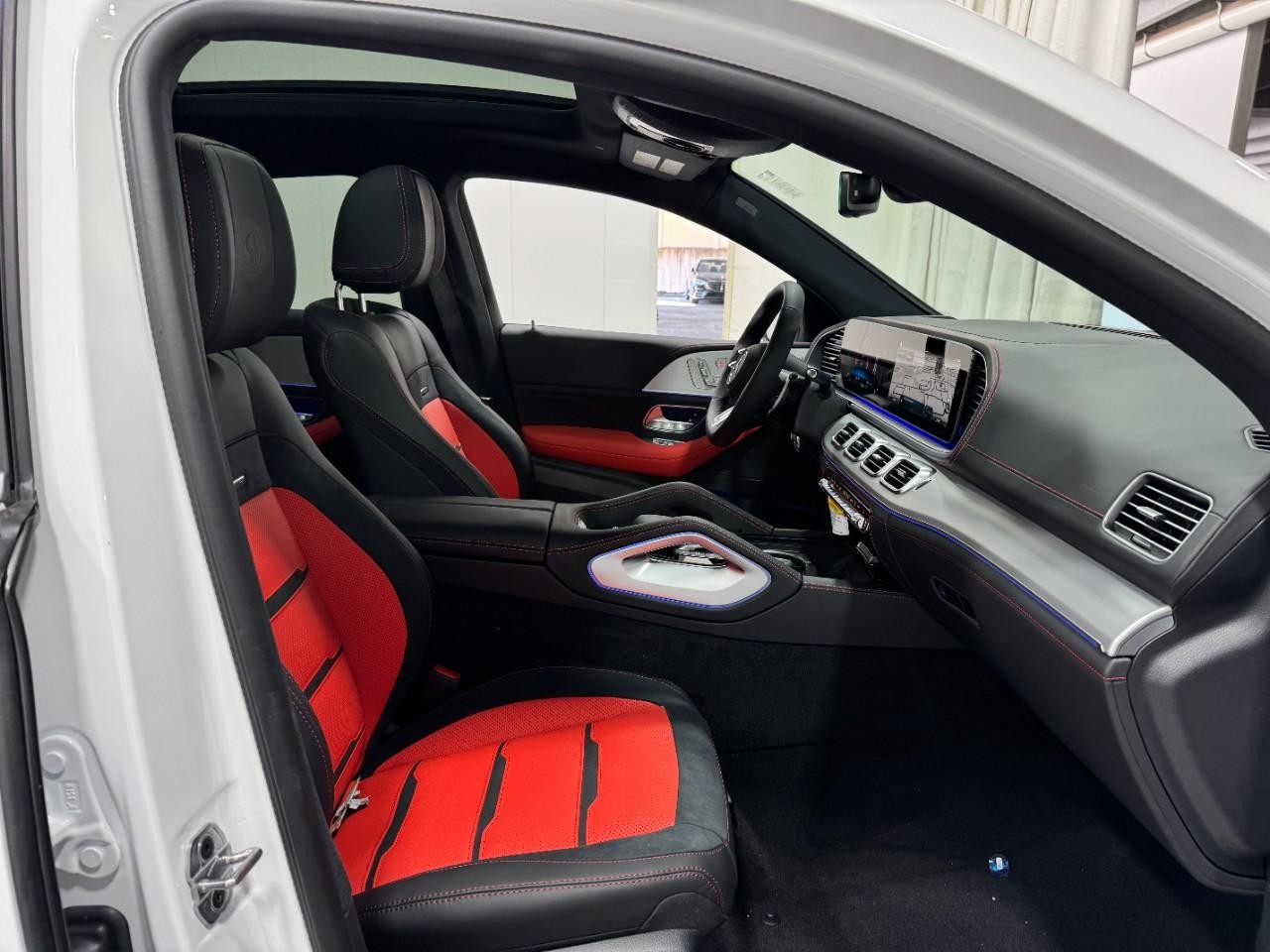 Mercedes-Benz GLE Vehicle Full-screen Gallery Image 18