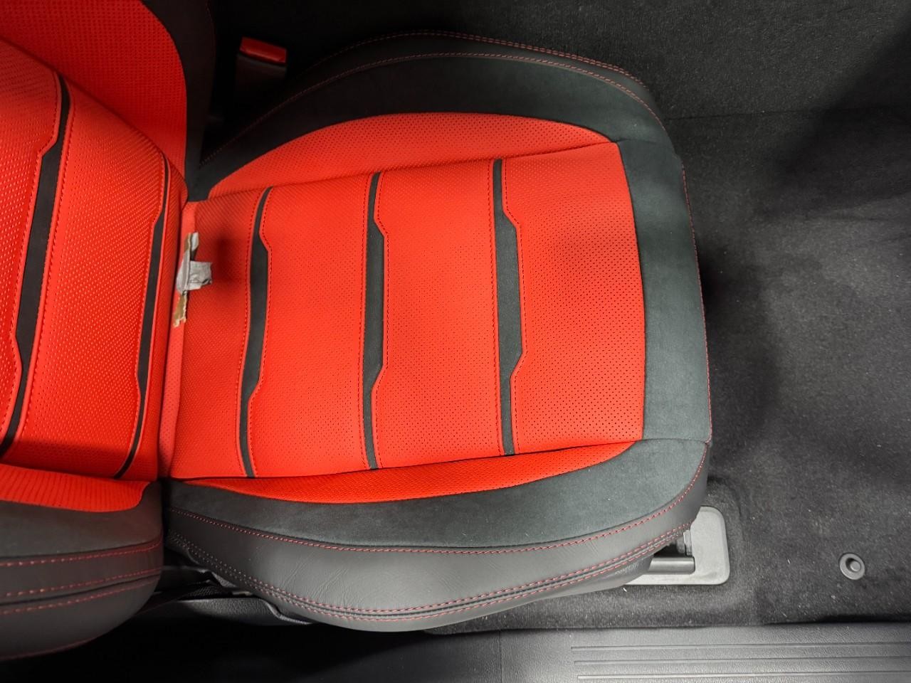 Mercedes-Benz GLE Vehicle Full-screen Gallery Image 19