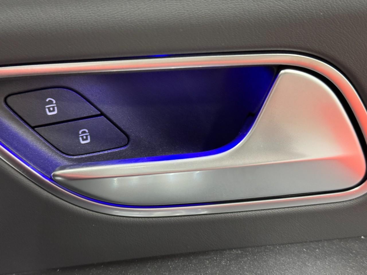 Mercedes-Benz GLE Vehicle Full-screen Gallery Image 21