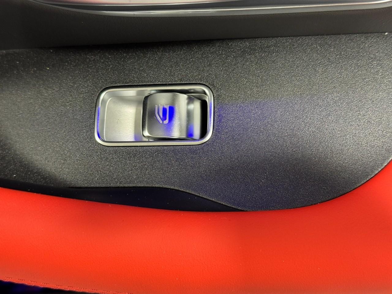 Mercedes-Benz GLE Vehicle Full-screen Gallery Image 22