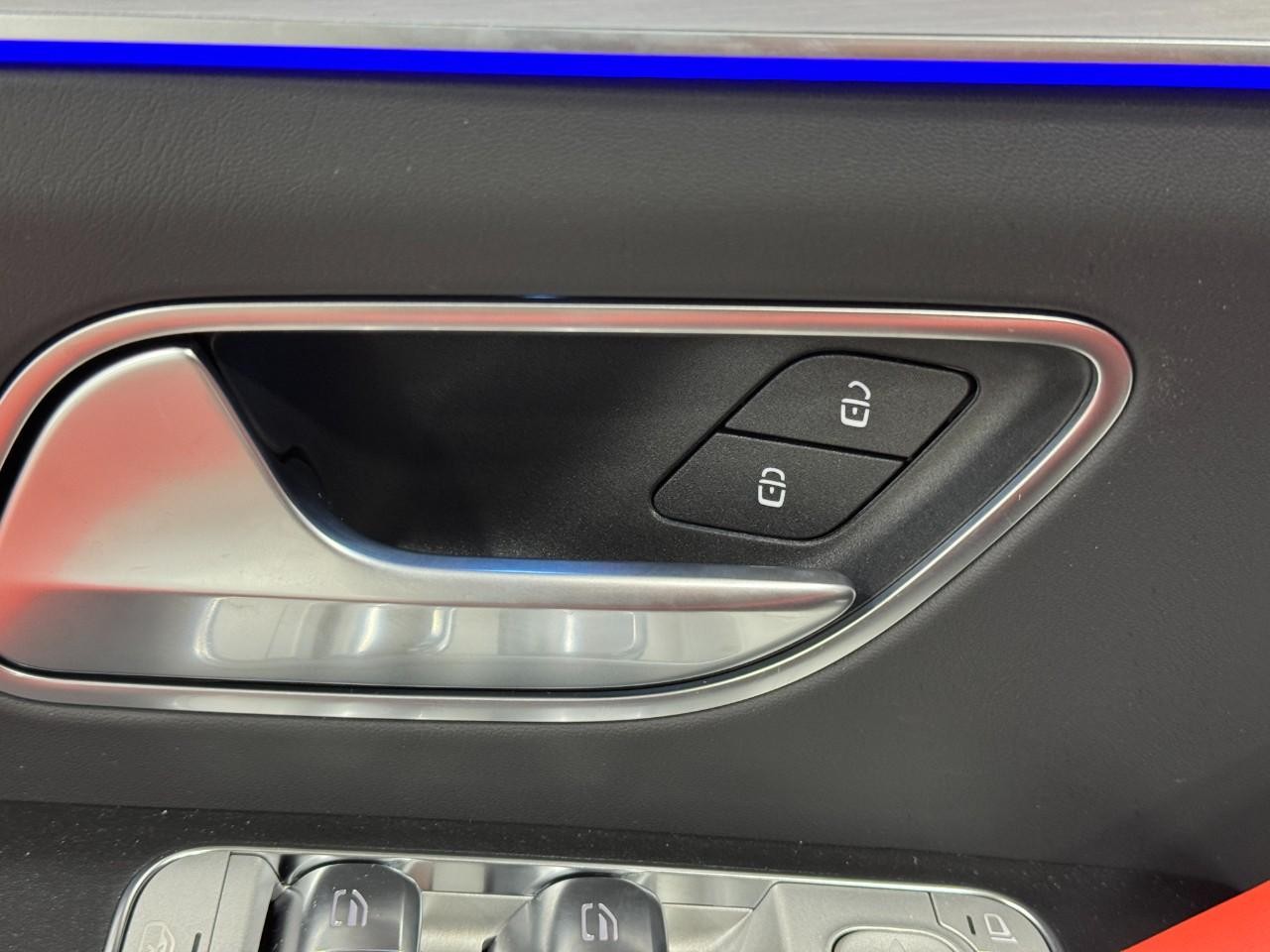 Mercedes-Benz GLE Vehicle Full-screen Gallery Image 25