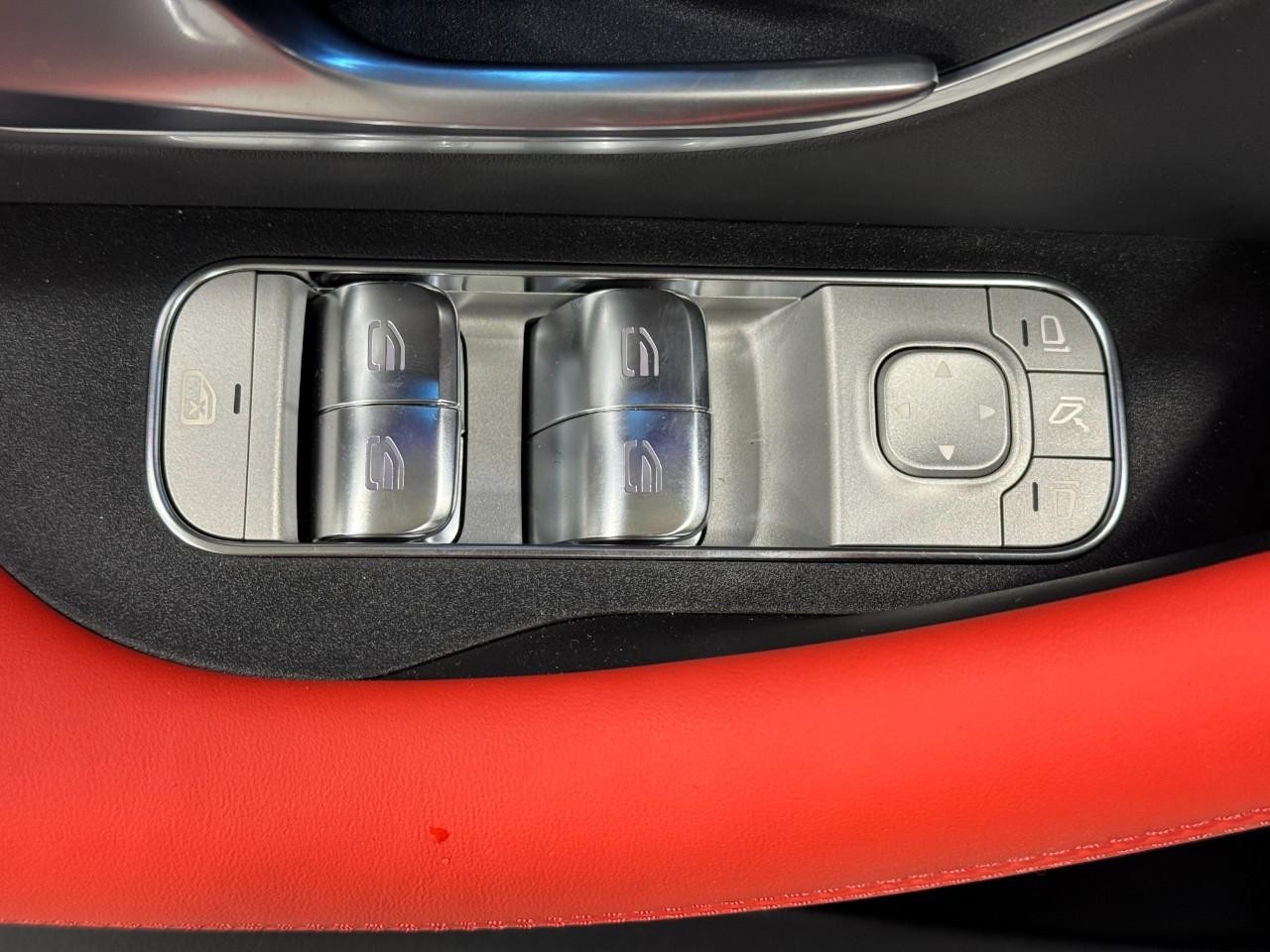 Mercedes-Benz GLE Vehicle Full-screen Gallery Image 26