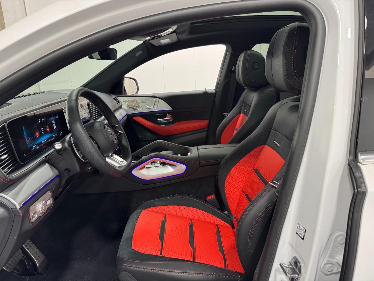 Mercedes-Benz GLE Vehicle Full-screen Gallery Image 28