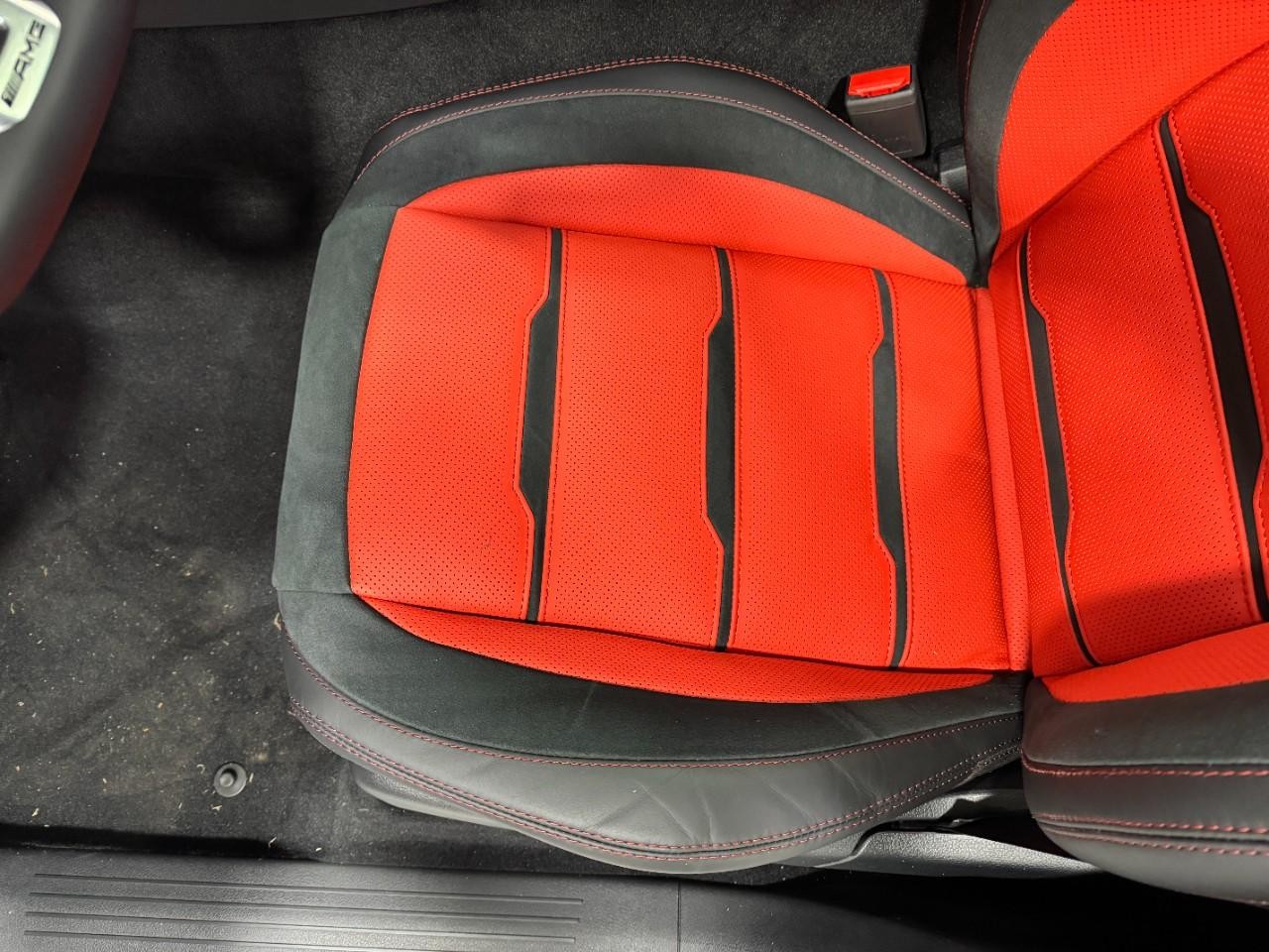 Mercedes-Benz GLE Vehicle Full-screen Gallery Image 29