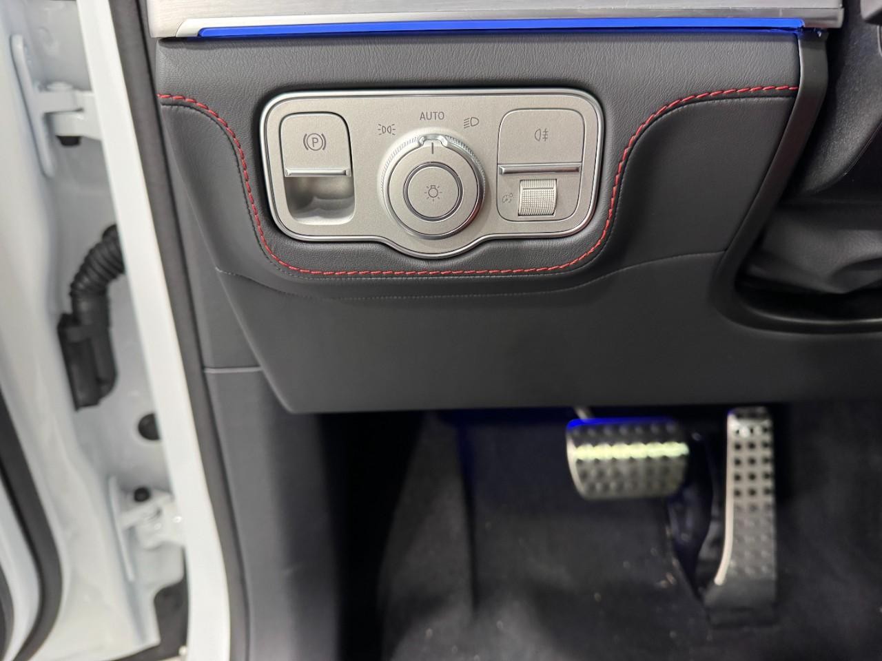 Mercedes-Benz GLE Vehicle Full-screen Gallery Image 30