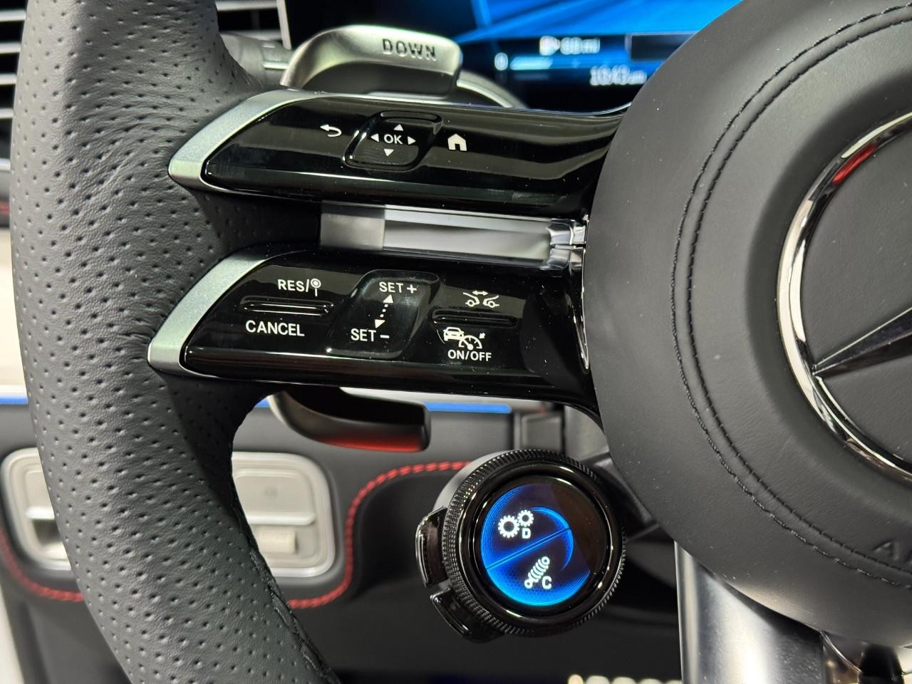 Mercedes-Benz GLE Vehicle Full-screen Gallery Image 31