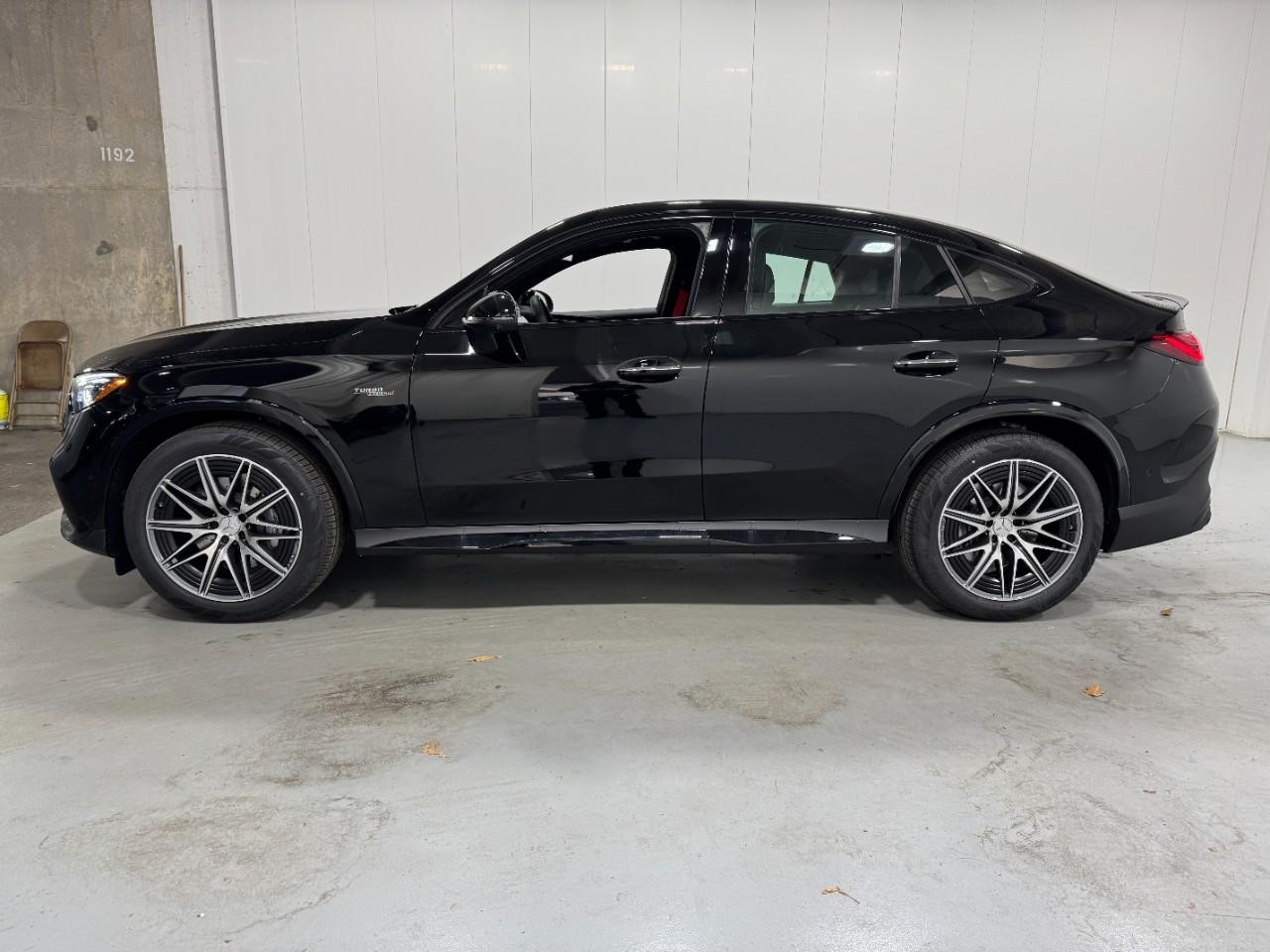 Mercedes-Benz GLC Vehicle Full-screen Gallery Image 2