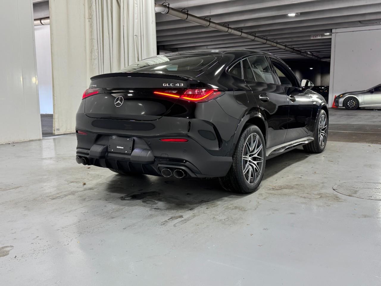 Mercedes-Benz GLC Vehicle Full-screen Gallery Image 4