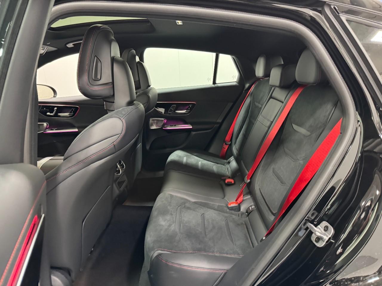 Mercedes-Benz GLC Vehicle Full-screen Gallery Image 8