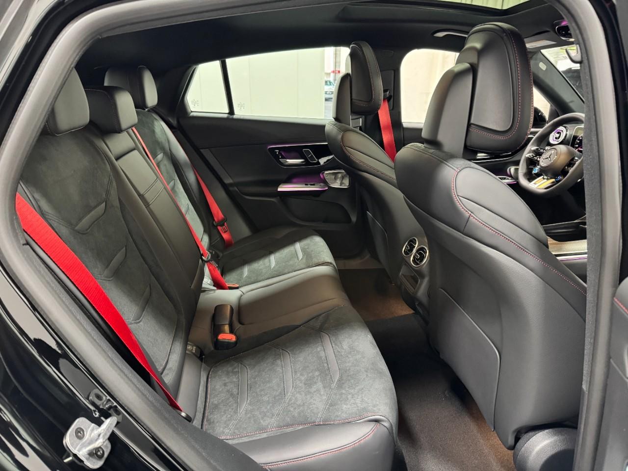 Mercedes-Benz GLC Vehicle Full-screen Gallery Image 10