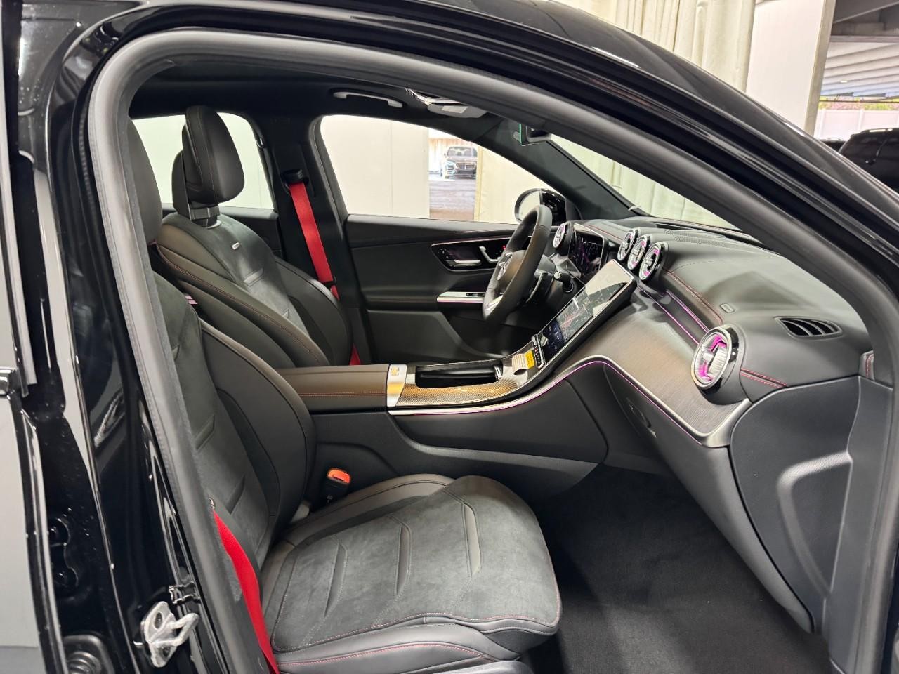 Mercedes-Benz GLC Vehicle Full-screen Gallery Image 16