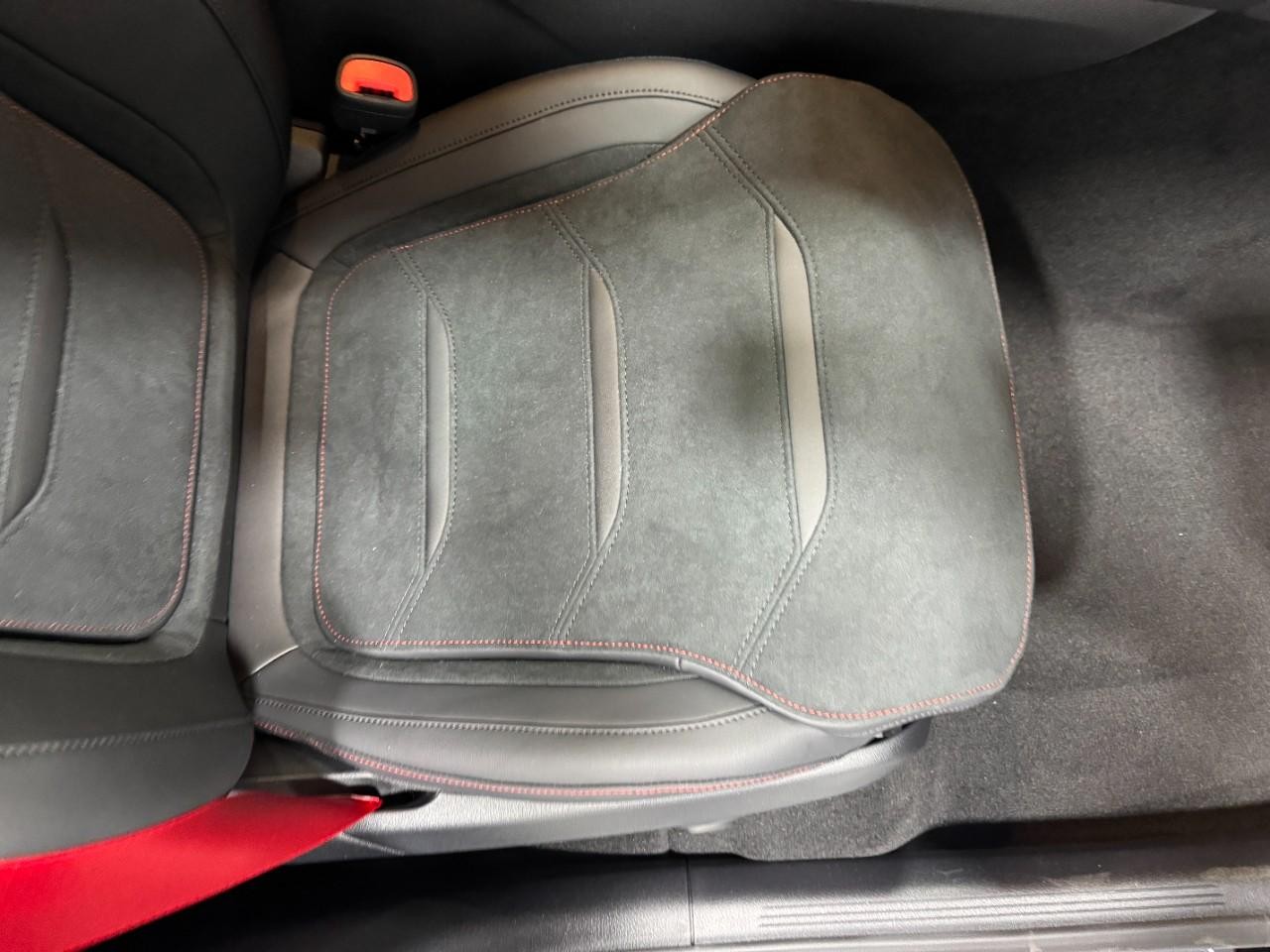 Mercedes-Benz GLC Vehicle Full-screen Gallery Image 17