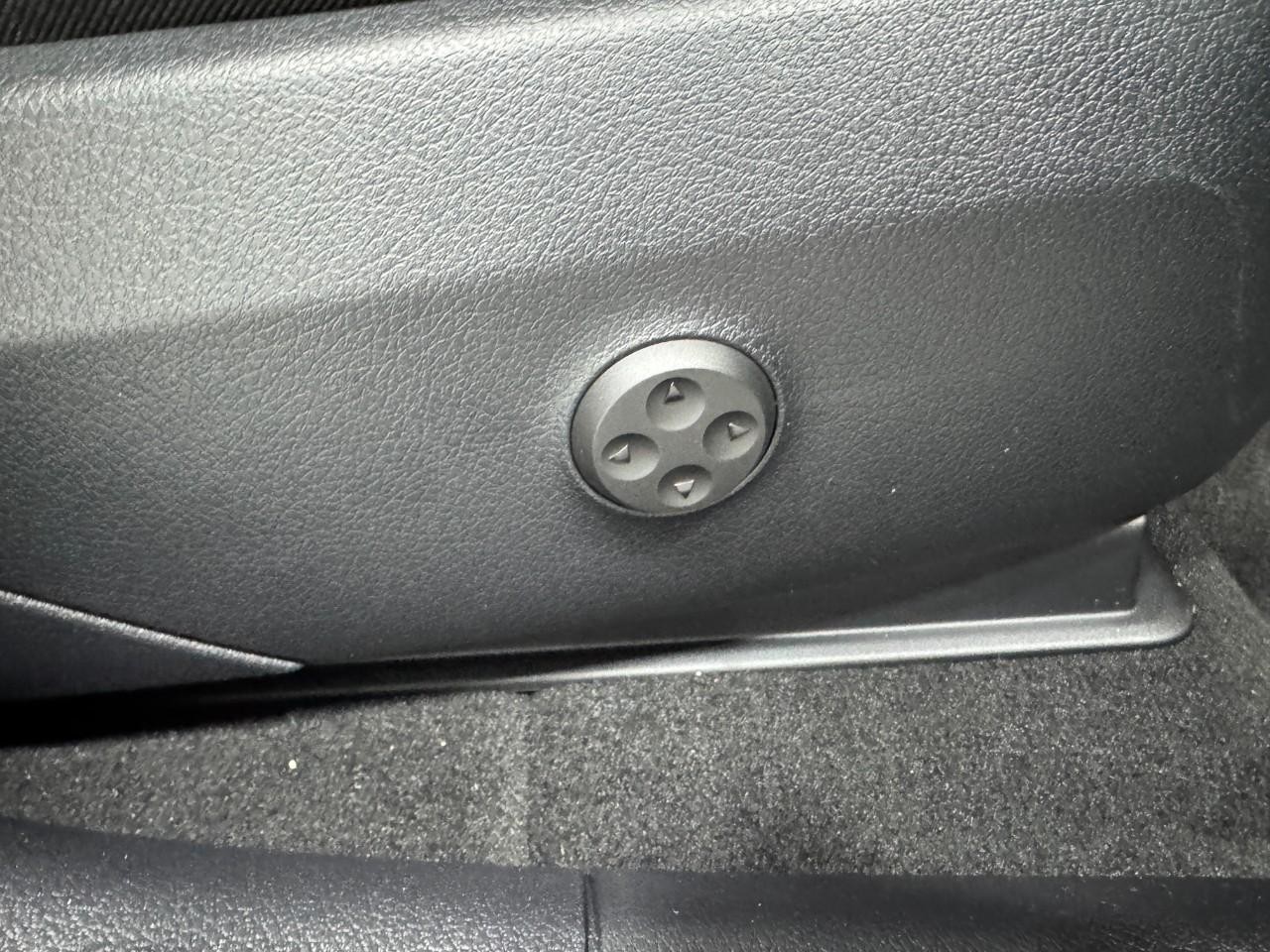 Mercedes-Benz GLC Vehicle Full-screen Gallery Image 18