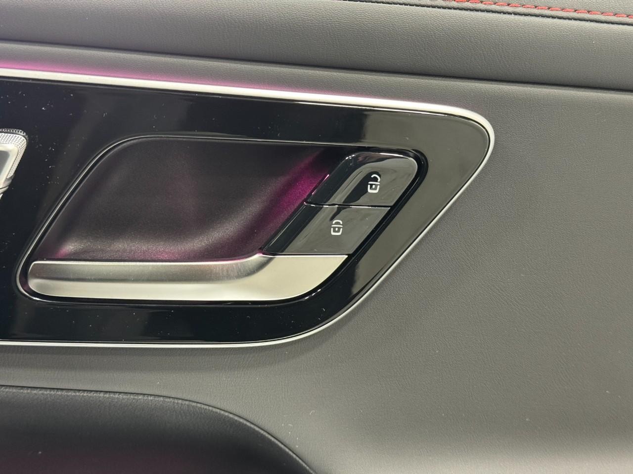 Mercedes-Benz GLC Vehicle Full-screen Gallery Image 20