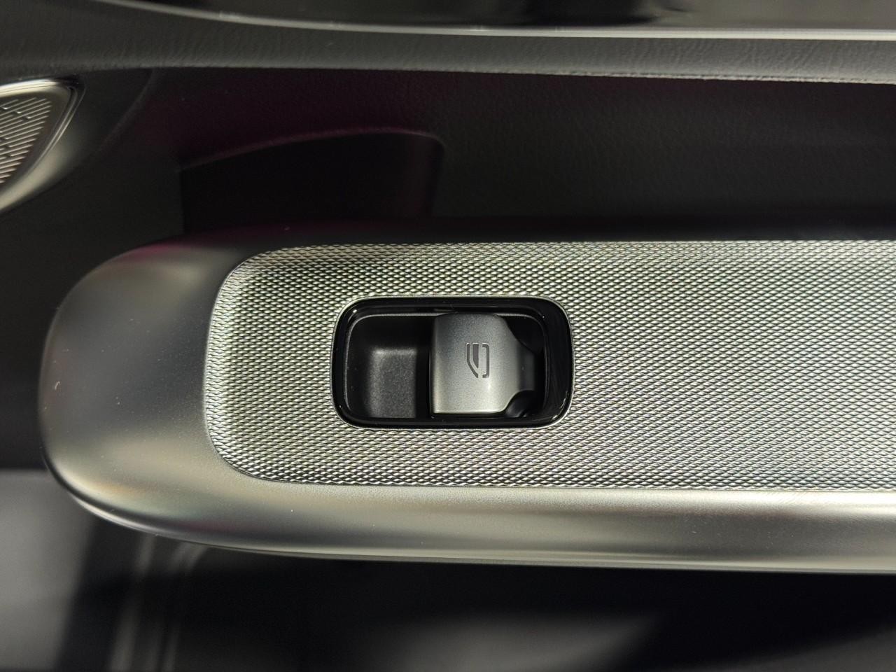 Mercedes-Benz GLC Vehicle Full-screen Gallery Image 21